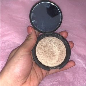 Becca highlighter in shade OPAL